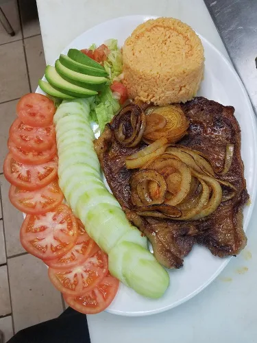 Grilled steak with onions, tomato, cucumber, avocado and rice